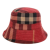 Un bob chapeau anglais de couleur rouge est présenté sur un fond blanc