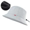 Le bob chapeau de golf de couleur blanche en version hiver avec revêtement intérieur polaire est présenté sur un fond blanc