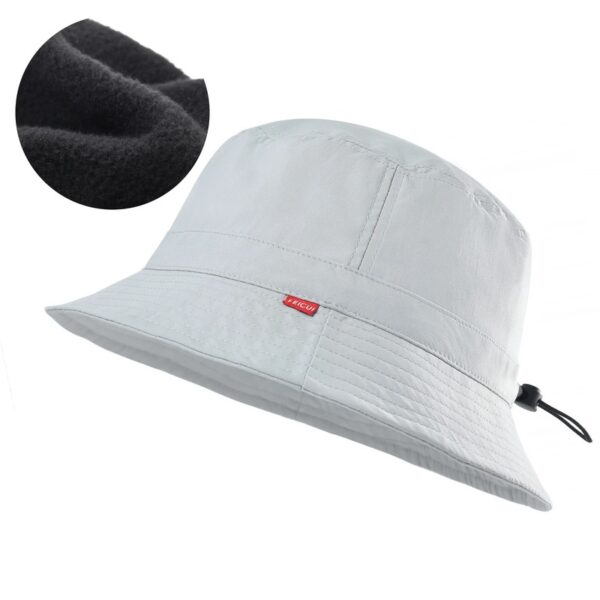 Le bob chapeau de golf de couleur blanche en version hiver avec revêtement intérieur polaire est présenté sur un fond blanc