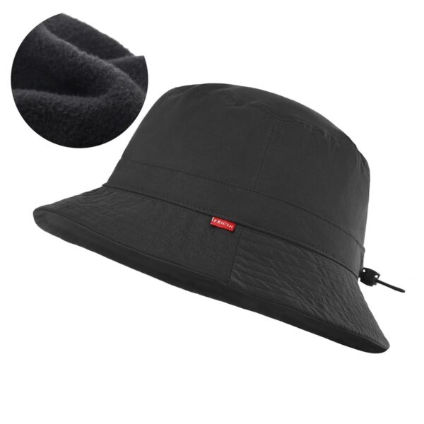 Le bob chapeau de golf de couleur noire en version hiver avec revêtement intérieur polaire est présenté sur un fond blanc