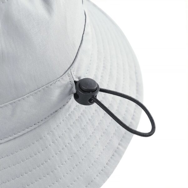 Zoom sur le système de réglage du bob chapeau de golf blanc