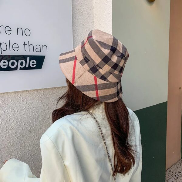 Une femme habillée élégante tournée de dos porte un magnifique chapeau bob style anglais