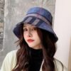 Un modèle porte un joli bob chapeau anglais bleu