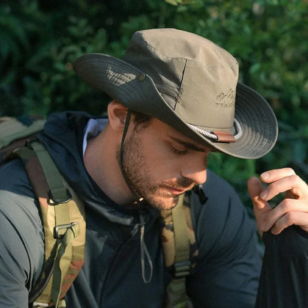 Un aventurier porte un chapeau stylé dans une jungle