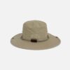 Un chapeau d'aventurier de couleur beige sur un fond clair