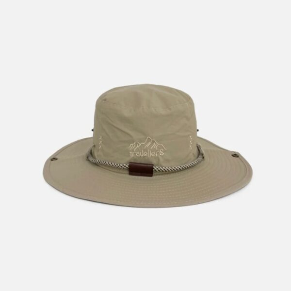 Un chapeau d'aventurier de couleur beige sur un fond clair