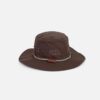Un chapeau d'aventurier de couleur marron sur un fond clair