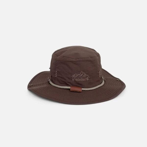 Un chapeau d'aventurier de couleur marron sur un fond clair