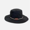 Un chapeau d'aventurier de couleur noire sur un fond clair