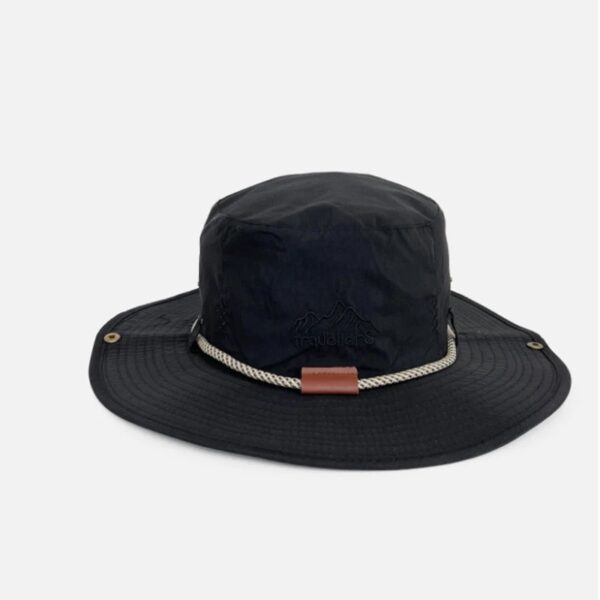 Un chapeau d'aventurier de couleur noire sur un fond clair