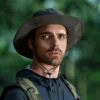 Un aventurier porte un chapeau stylé dans une jungle