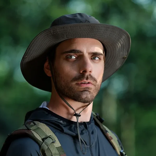 Un aventurier porte un chapeau stylé dans une jungle