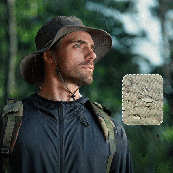 Un aventurier porte un chapeau d'explorateur, il y a un zoom qui montre que la matière du chapeau est imperméable