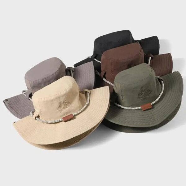 Plusieurs chapeaux sont exposés sur un décor clair