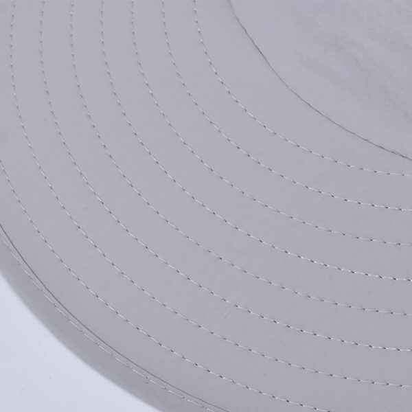 Zoom sur la qualité des coutures du bob chapeau de randonnée gris clair