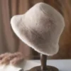 Un joli bob en fourrure blanc est présenté de derrière sue un porte-chapeau