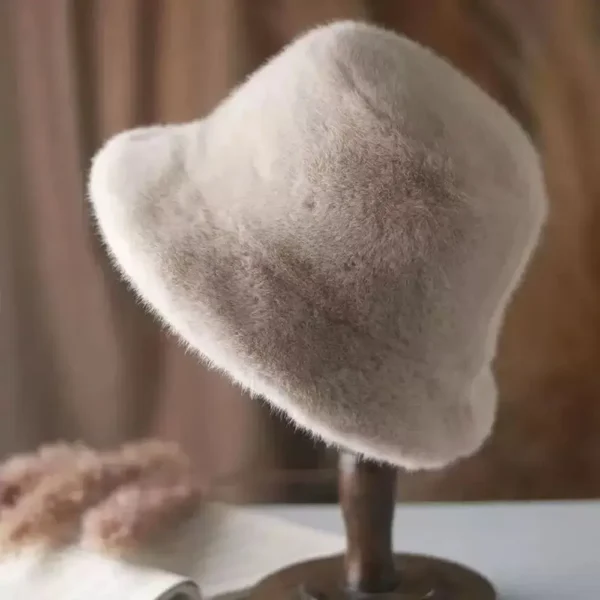 Un joli bob en fourrure blanc est présenté de derrière sue un porte-chapeau