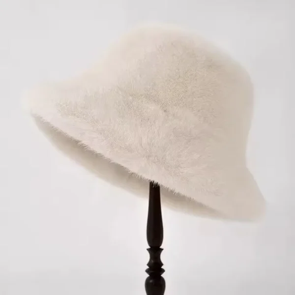Un bob en fourrure pour les femmes couleur beige présenté sur un porte-chapeau