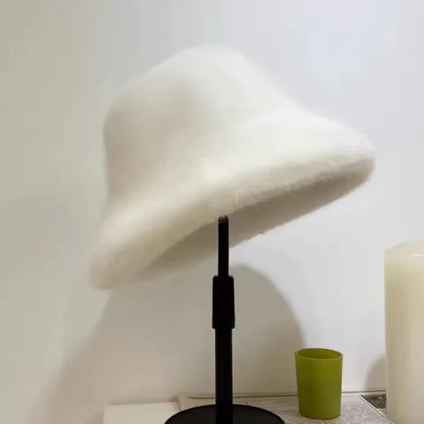 Un bob en fourrure pour les femmes couleur blanc présenté sur un porte-chapeau