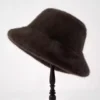 Un bob en fourrure pour les femmes couleur marron présenté sur un porte-chapeau