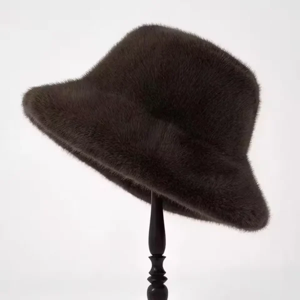 Un bob en fourrure pour les femmes couleur marron présenté sur un porte-chapeau