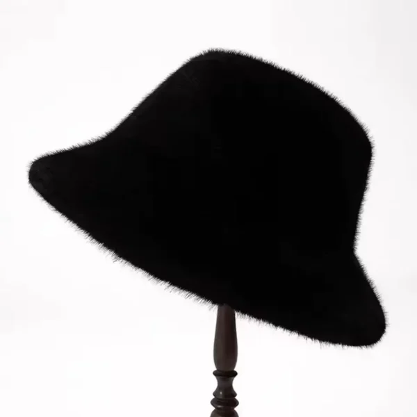 Un bob en fourrure pour les femmes couleur noir présenté sur un porte-chapeau