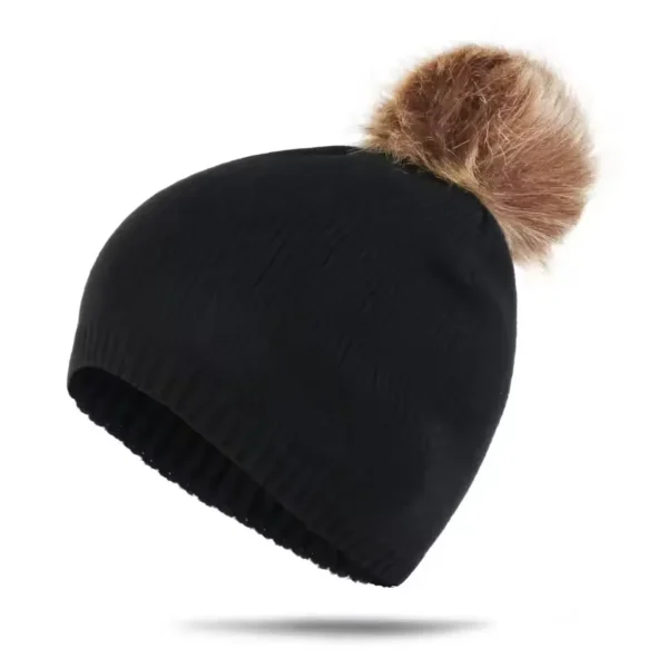 Un joli bonnet à pompons femme noir sur fond blanc