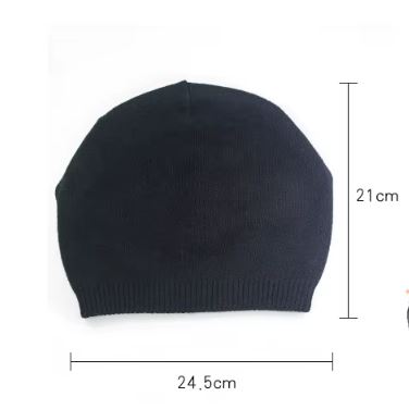 Dimensions indiquées pour un bonnet noir pour femme sur fond blanc