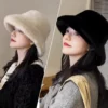 Un modèle porte un bob en fourrure tantôt noir tantôt beige