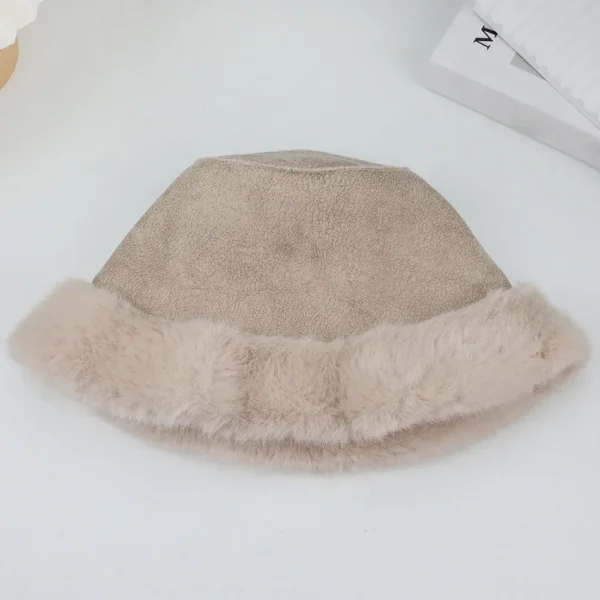 Un bob en fourrure synthétique beige est retourné sur lui-même pour nous présenter sa texture intérieure