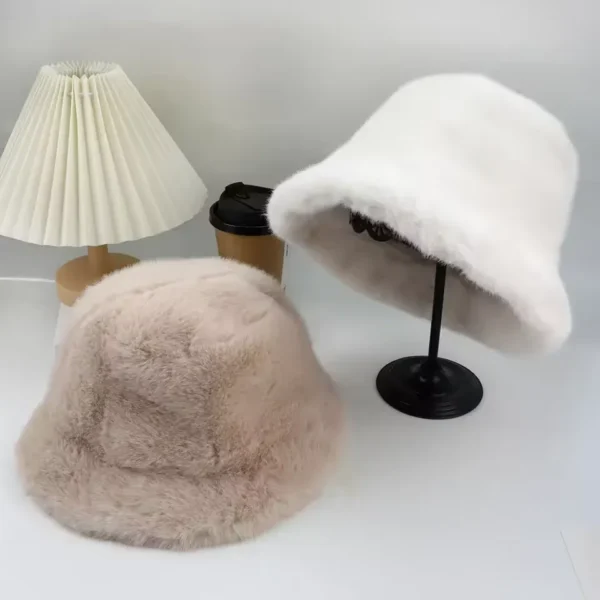 Deux chapeaux bobs sont présentés