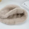 Gros plan sur l'épaisseur d'un bob en fourrure beige