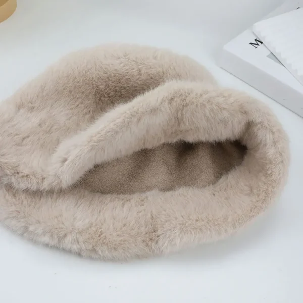Gros plan sur l'épaisseur d'un bob en fourrure beige