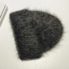 Bonnet alpaga gris foncé avec poils longs et texture moelleuse, parfait pour affronter les basses températures en hiver.