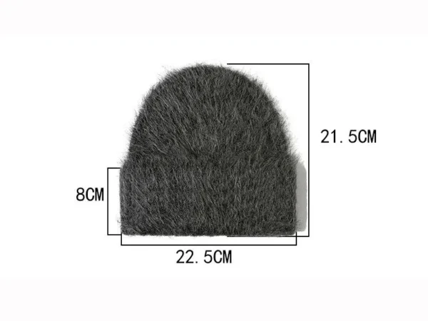 Bonnet gris présenté avec ses dimensions de 22,5 centimètres de largeur et 21,5 centimètres de hauteur, avec bord de 8 centimètres.