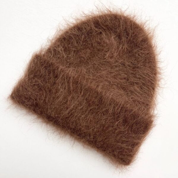 Bonnet alpaga marron duveteux avec revers, fabriqué en laine chaude pour assurer confort et protection contre le froid