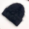 Bonnet alpaga noir avec texture duveteuse et poils longs, conçu pour offrir une haute chaleur pendant l’hiver.