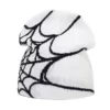 Bonnet de ski pour homme blanc avec motif graphique noir, présenté de profil, offrant un design moderne et contrasté pour la saison hivernale.
