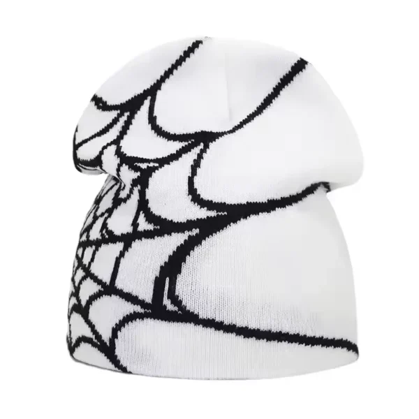Bonnet de ski pour homme blanc avec motif graphique noir, présenté de profil, offrant un design moderne et contrasté pour la saison hivernale.