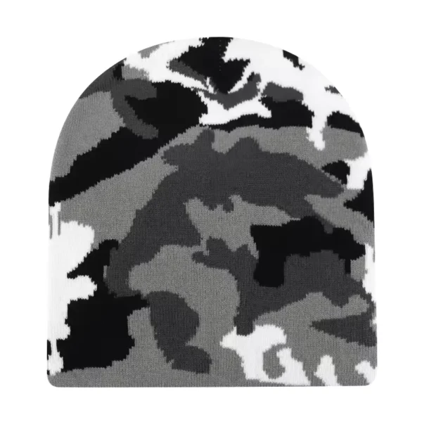 Bonnet de ski pour homme à motif camouflage gris et noir, conçu pour un look discret et robuste lors des activités en montagne.