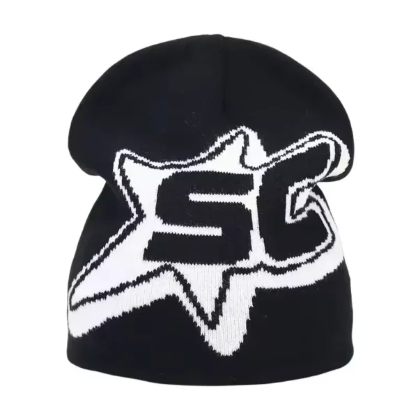 Un bonnet de ski pour homme noir, décoré d’un logo étoile blanche contrastant, parfait pour un style sobre et masculin en conditions hivernales.
