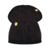 Bonnet de ski pour homme noir orné de petits motifs étoiles jaunes, offrant un design minimaliste et moderne pour les sports d’hiver.