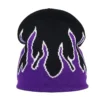 Bonnet de ski pour homme noir avec un motif flammes violettes, apportant une touche originale et colorée à une tenue de ski.