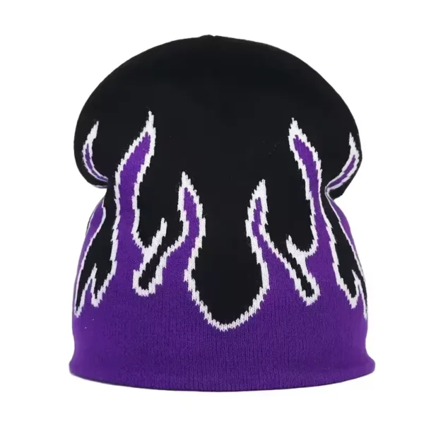 Bonnet de ski pour homme noir avec un motif flammes violettes, apportant une touche originale et colorée à une tenue de ski.