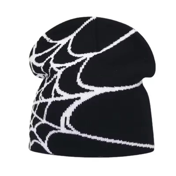 Bonnet de ski pour homme noir avec un motif toile d’araignée blanche, conçu en maille chaude et présenté sur fond blanc pour un style original en hiver.