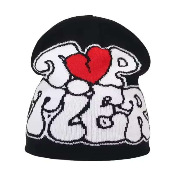 Bonnet de ski pour homme noir avec un motif graffiti blanc et un cœur rouge central, idéal pour un look tendance et contrasté en hiver.