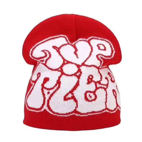 Bonnet de ski pour homme rouge avec un texte graffiti blanc au style urbain, parfait pour affirmer sa personnalité en montagne.