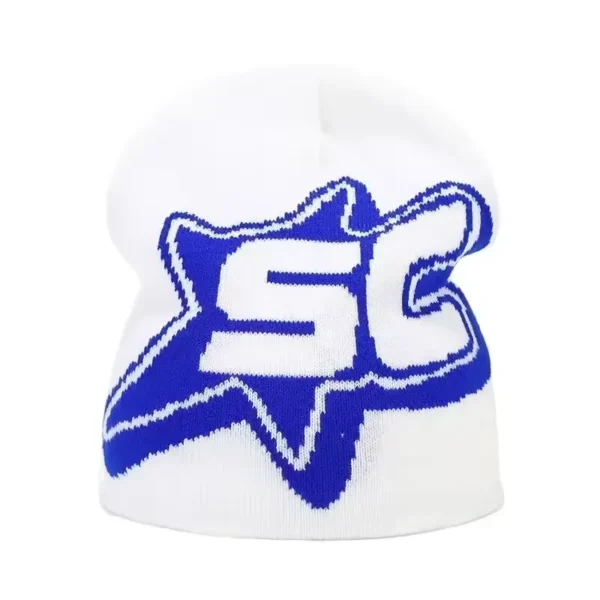 Bonnet de ski pour homme blanc avec un grand logo étoilé bleu brodé, apportant une touche urbaine et moderne à une tenue de montagne.