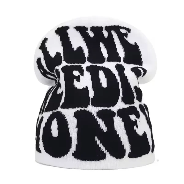 Bonnet de ski pour homme blanc avec un texte graphique noir de style urbain, apportant une touche streetwear à une tenue hivernale.