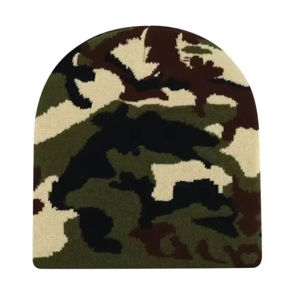 Bonnet de ski pour homme avec motif camouflage vert et kaki, inspiré de l’univers outdoor et parfait pour les sports d’hiver par temps froid.